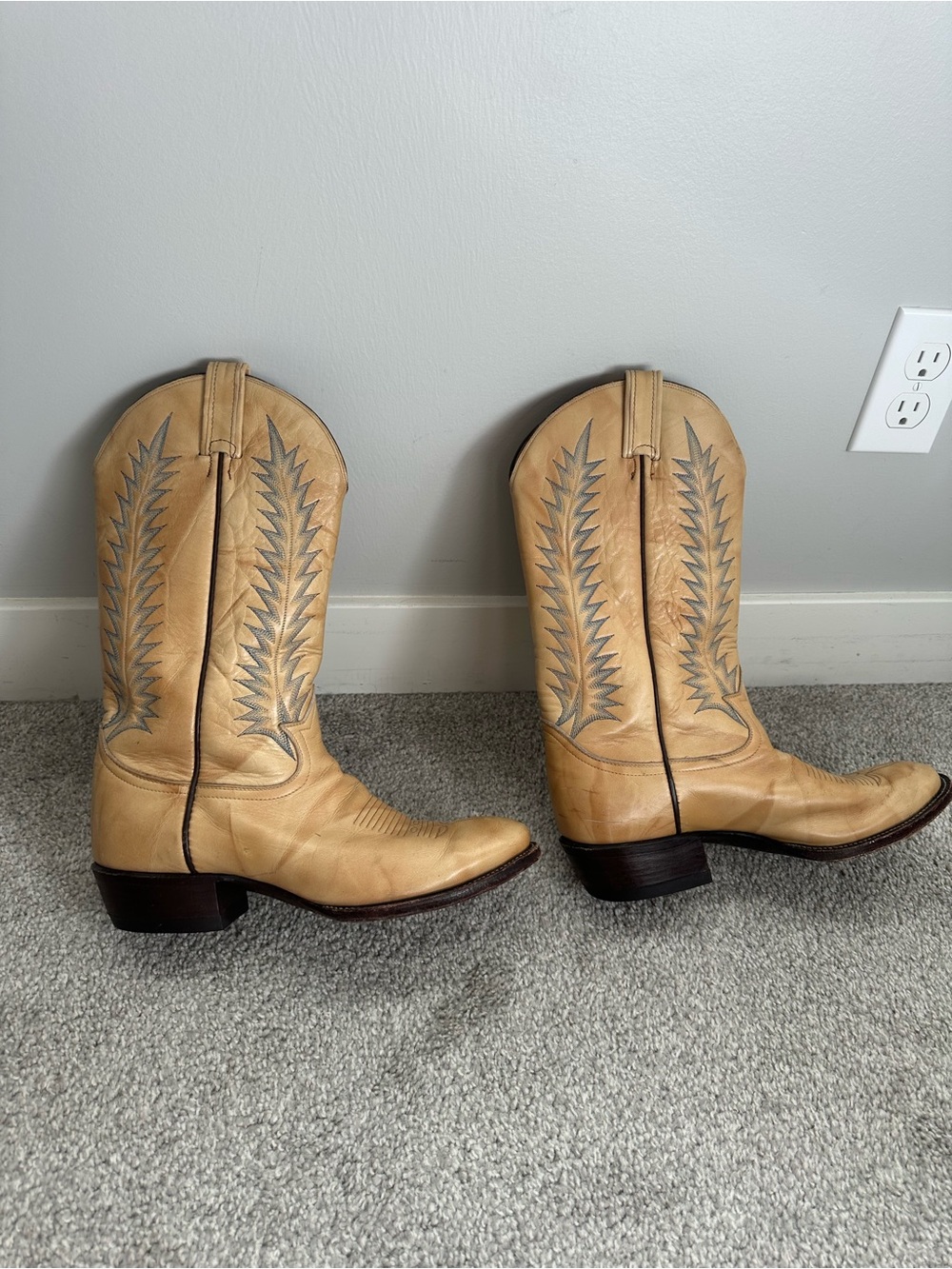 Tony Lama Tan Cowboy Boots - M 7.5 , W 9.5